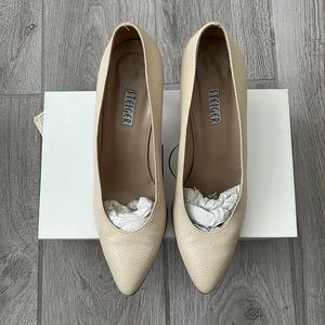 Walter Steiger beige 90’s classic heel. Size women’s 8.